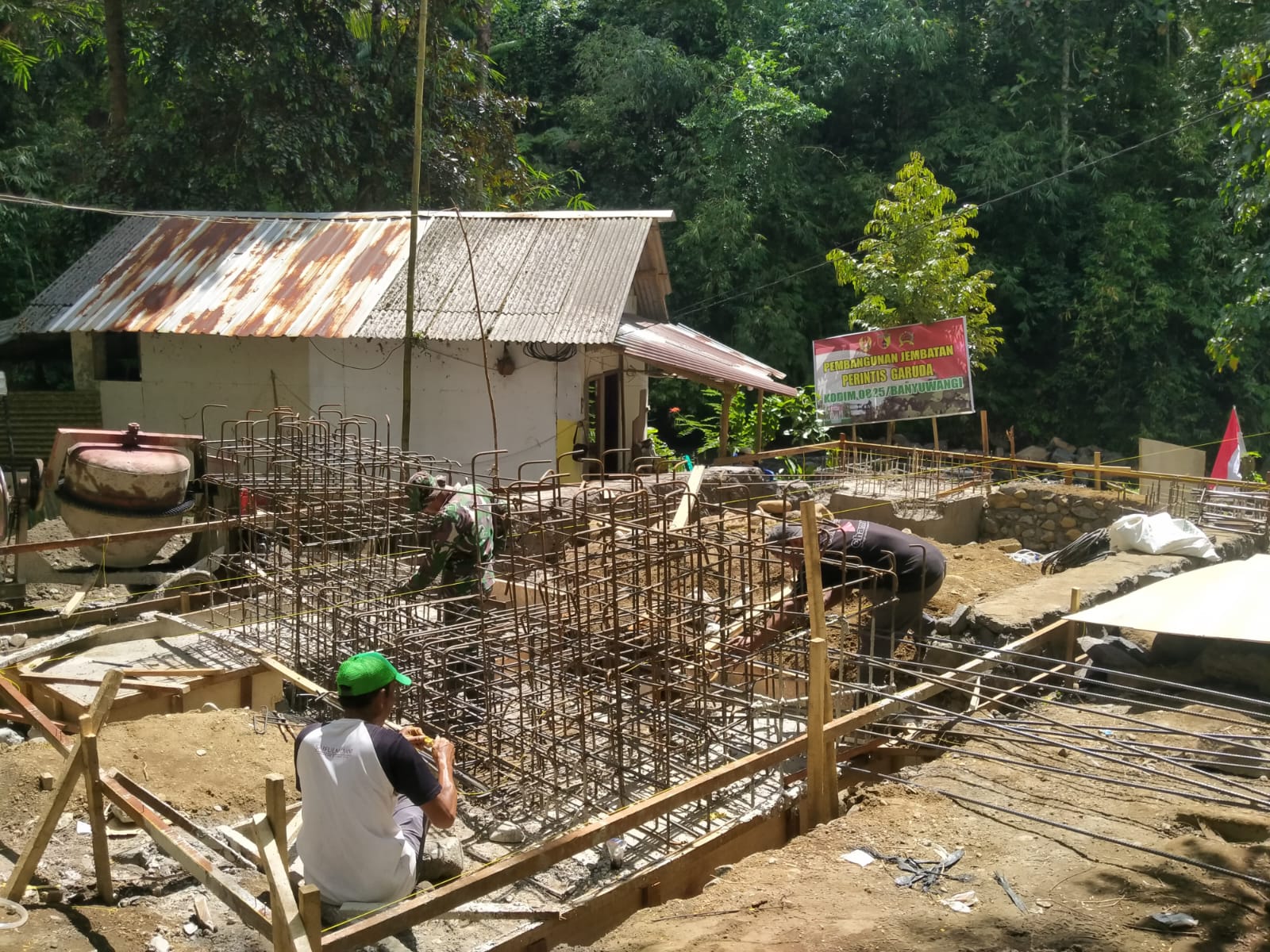 Danramil Pimpin Langsung! Hari ke-15 Pembangunan Jembatan Garuda Terus Menggeliat