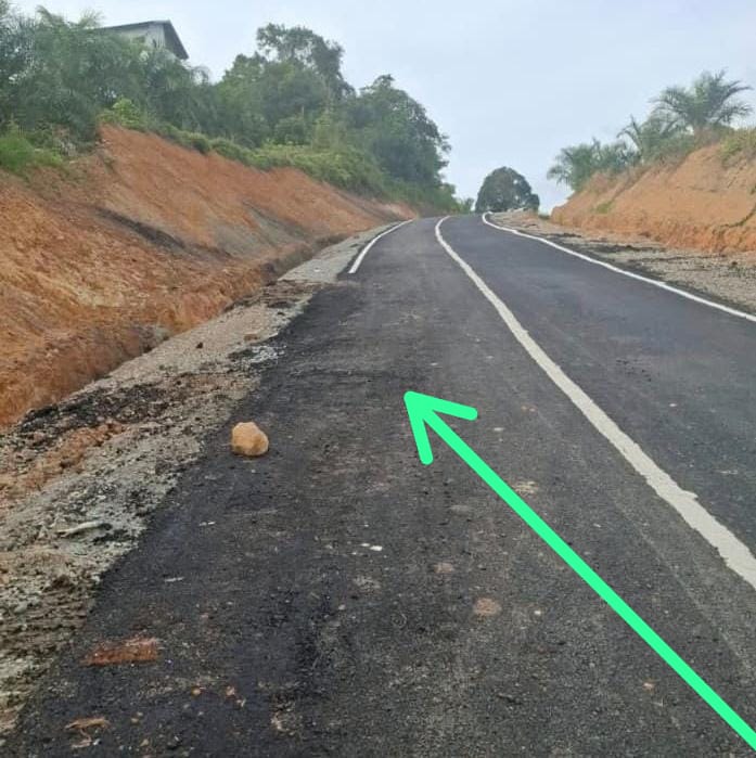 Jalan Provinsi Simpang Menukung–Serawai Diduga Asal Jadi, Belum Dua Bulan Sudah Mengelupas