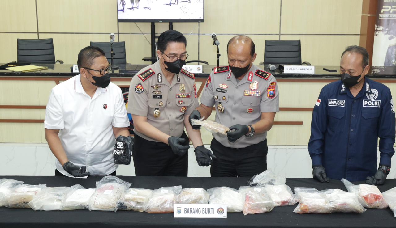 Polda Jatim Lakukan Uji Laboratoris Terkait Temuan Diduga Narkotika 27,83 Kg di Pesisir Giligenting Sumenep