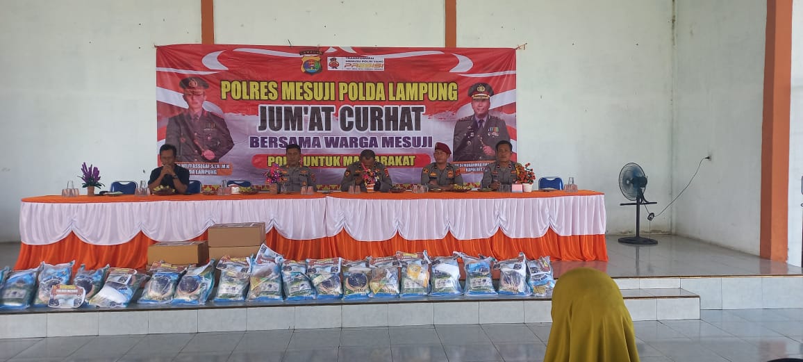 Polres Mesuji Gelar Jumat Curhat Serta Salurkan Bantuan Sembako Kepada Warga Wiralaga II*
