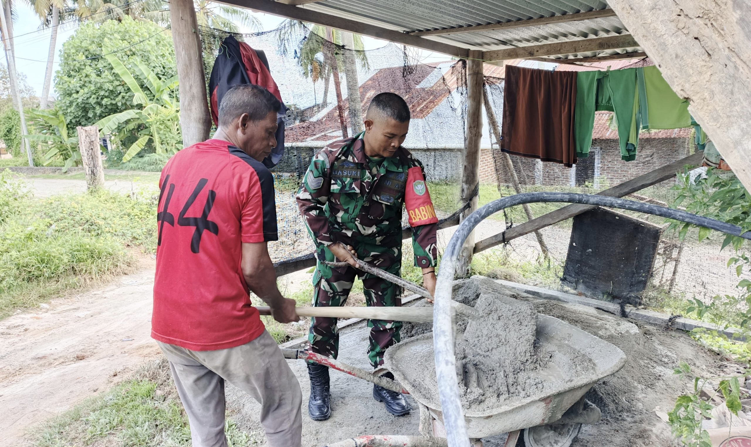 Kerja Nyata di Lapangan, Babinsa Paya Seunara Ikut Andil Bangun Rumah Warga