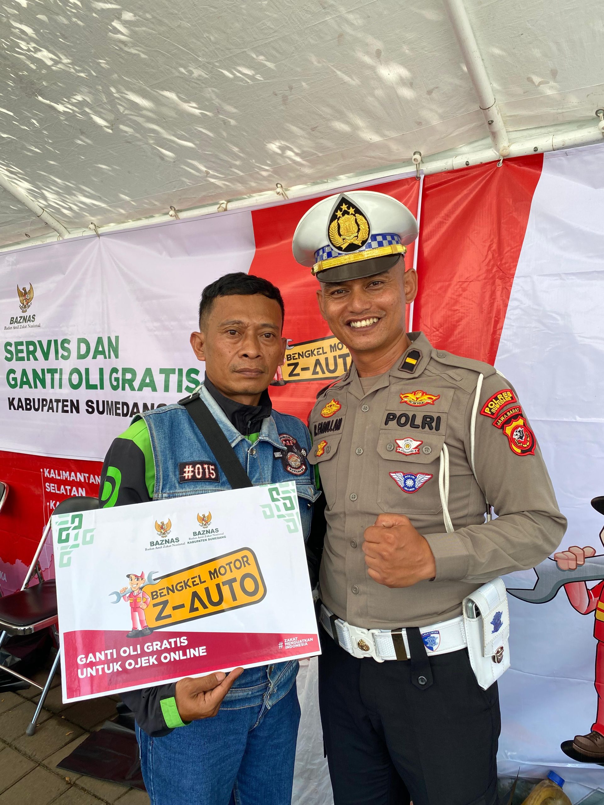 Sinergi Baznas Pusat dan Sumedang Salurkan Bantuan Oli Gratis serta Sembako bagi 300 Driver Ojol.