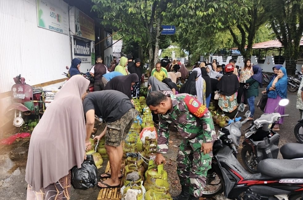 Suasana Tertib dan Aman, Babinsa Kuta Barat Kawal Distribusi LPG Subsidi Kepada Warga 