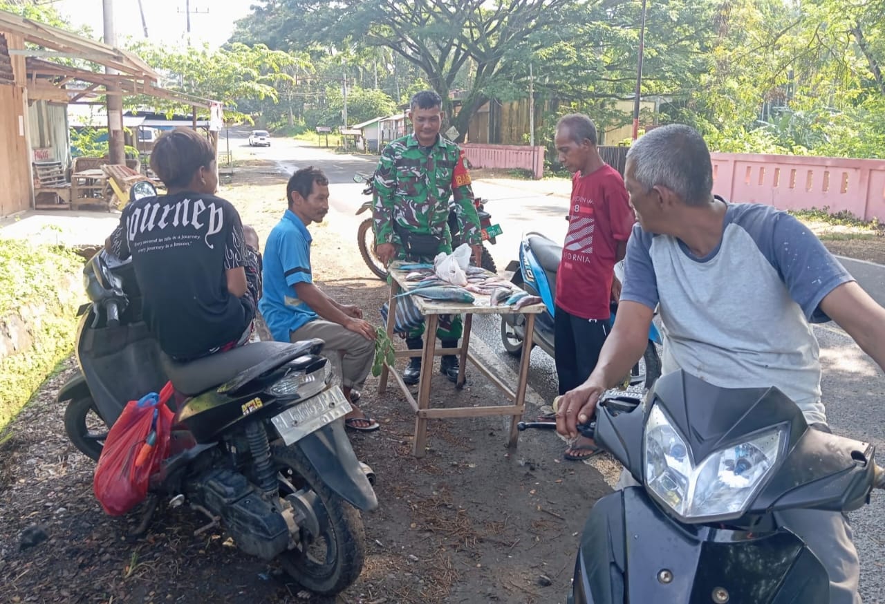 Babinsa Koramil 01/Sukajaya Pantau Harga Ikan di Cot Abeuk, Ajak Pedagang Jaga Kebersihan Demi Kenyamanan Bersama