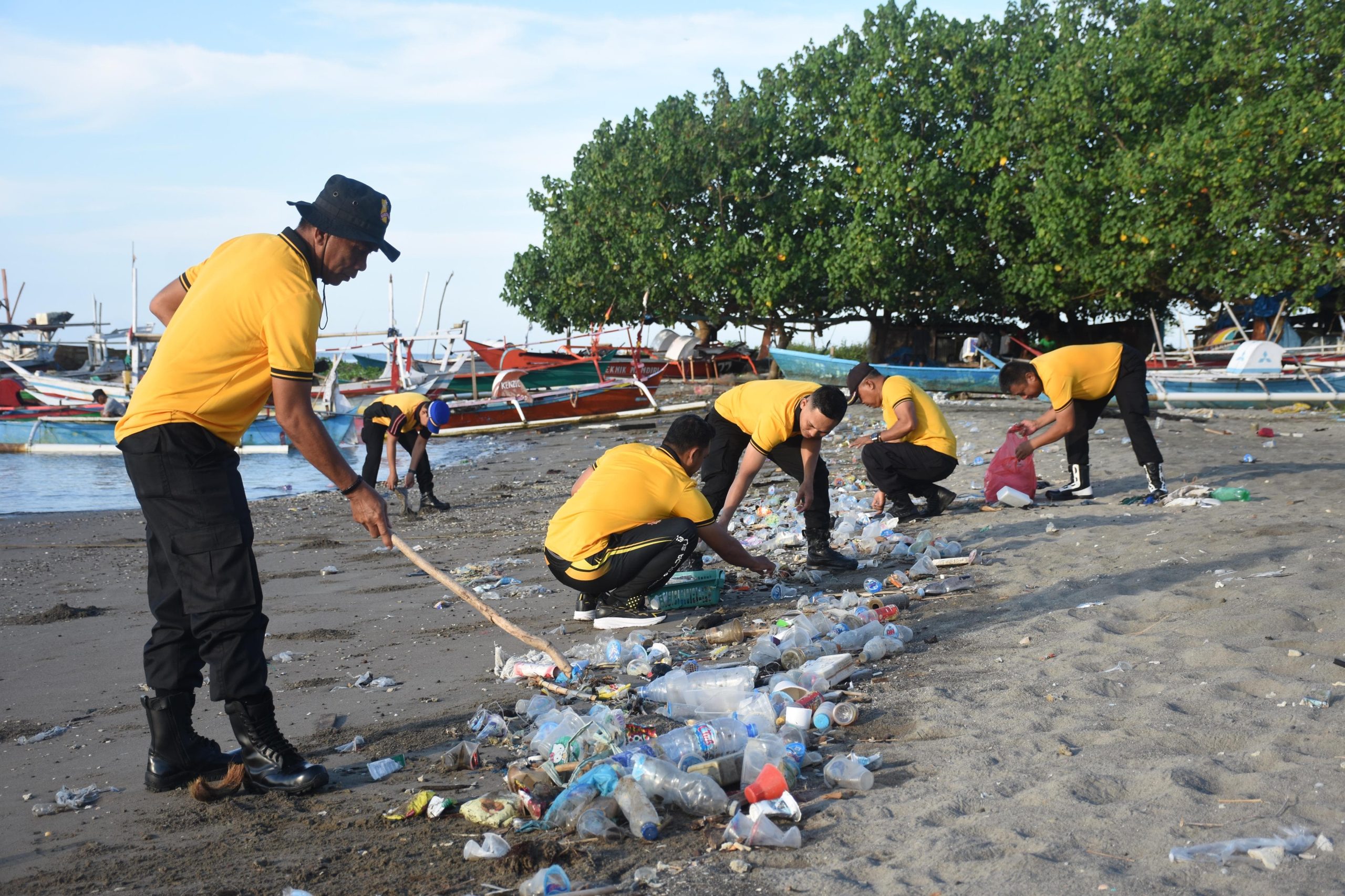 Jumat Bersih, Polres Bulukumba Sulap Pantai Merpati Bebas Sampah Plastik*