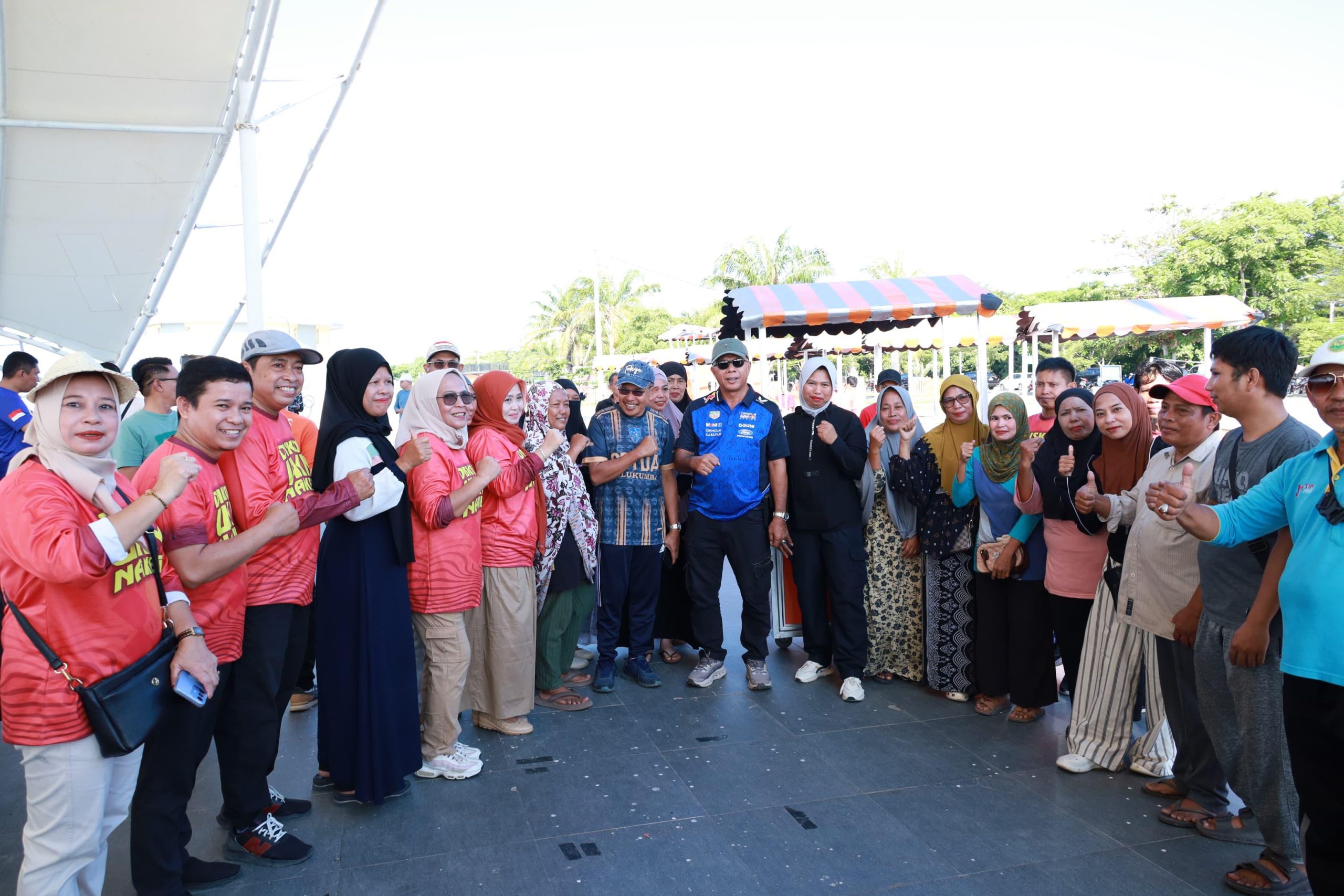 Dibantu 20 Gerobak, Andi Utta Minta Pelaku UMKM Jaga Wajah Pantai Merpati Bulukumba*