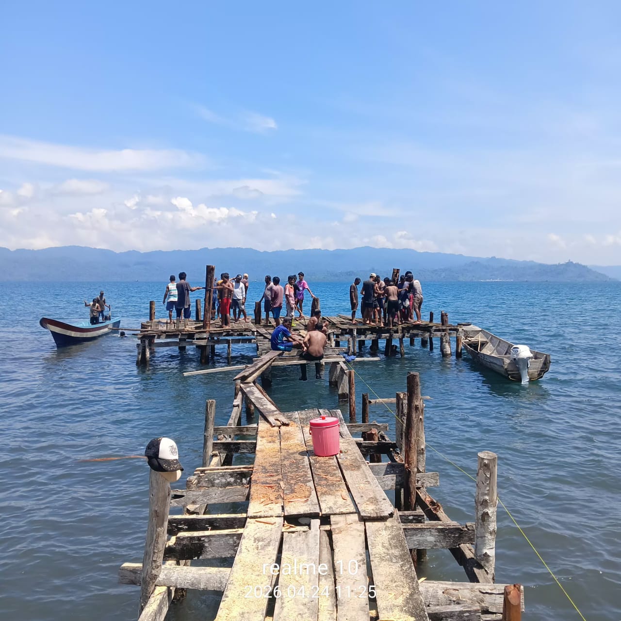 Masyarakat Dusun Kusuhijra Swadaya Perbaiki Jembatan Rusak, Diduga Diabaikan Pj Desa Kusubibi