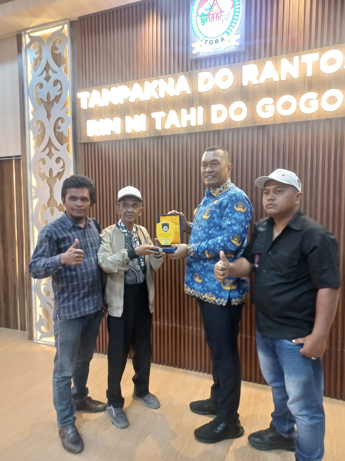 DPC Akpersi Kabupaten Toba Serahkan Plakat Cinderamata kepada Bupati  sebagai Bentuk Apresiasi