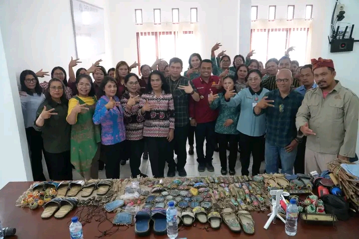 Pemkab Humbahas Gelar Pelatihan Anyaman Eceng Gondok, Dari Gulma Menjadi Berkah