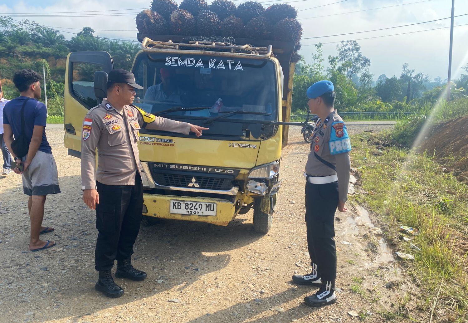 Kurang Waspada di Persimpangan, Motor dan Dump Truck Bertabrakan di Simpang PT PAR Sekayam