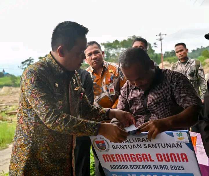 Bupati Humbahas Salurkan Bantuan Santunan Korban Bencana Alam di Pakkat