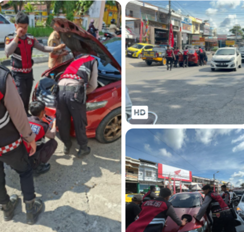 Polisi Bulukumba Sigap Bantu Evakuasi .Mobil Mogok di Pasar Sentral
