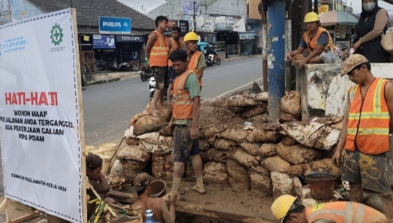 Pemasangan Pipa Perumda Tirta Jaya Mandiri di Pertigaan Cibadak, Pengguna Jalan Diimbau Waspada