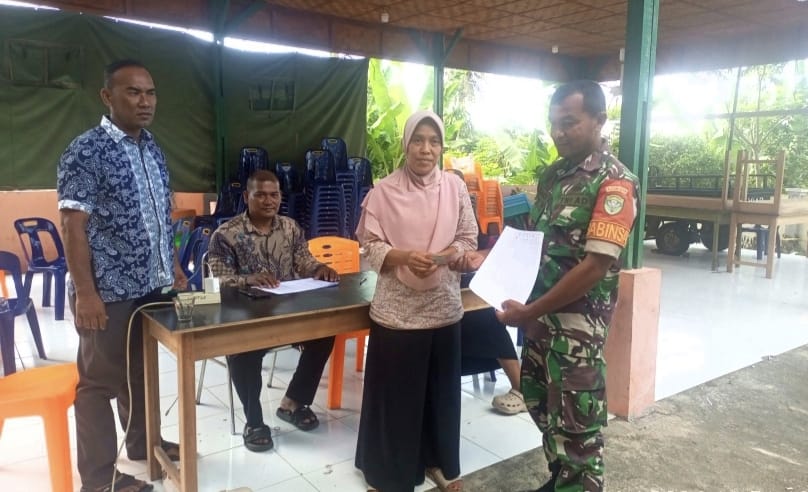 Babinsa Hadir Dampingi Penyaluran Bantuan Listrik dan Gas Subsidi untuk Warga Kurang Mampu