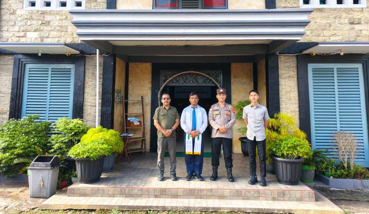 Regu Siaga Polres Sanggau Kawal Ibadah Minggu dengan Humanis