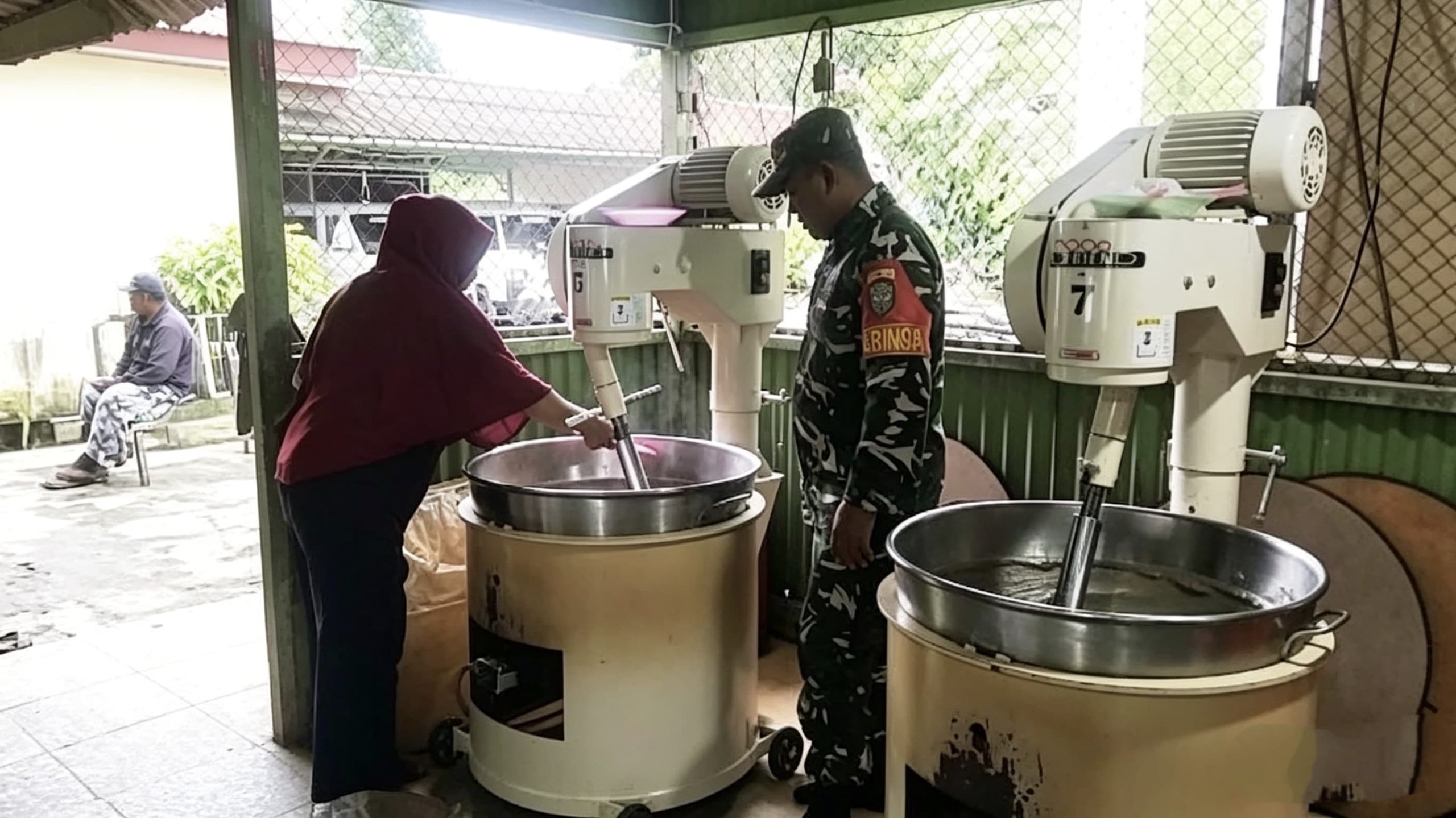 Babinsa Koramil 02/Sukakarya Dukung UMKM, Kunjungi Sentra Pembuatan Dodol Halia di Kuta Timu
