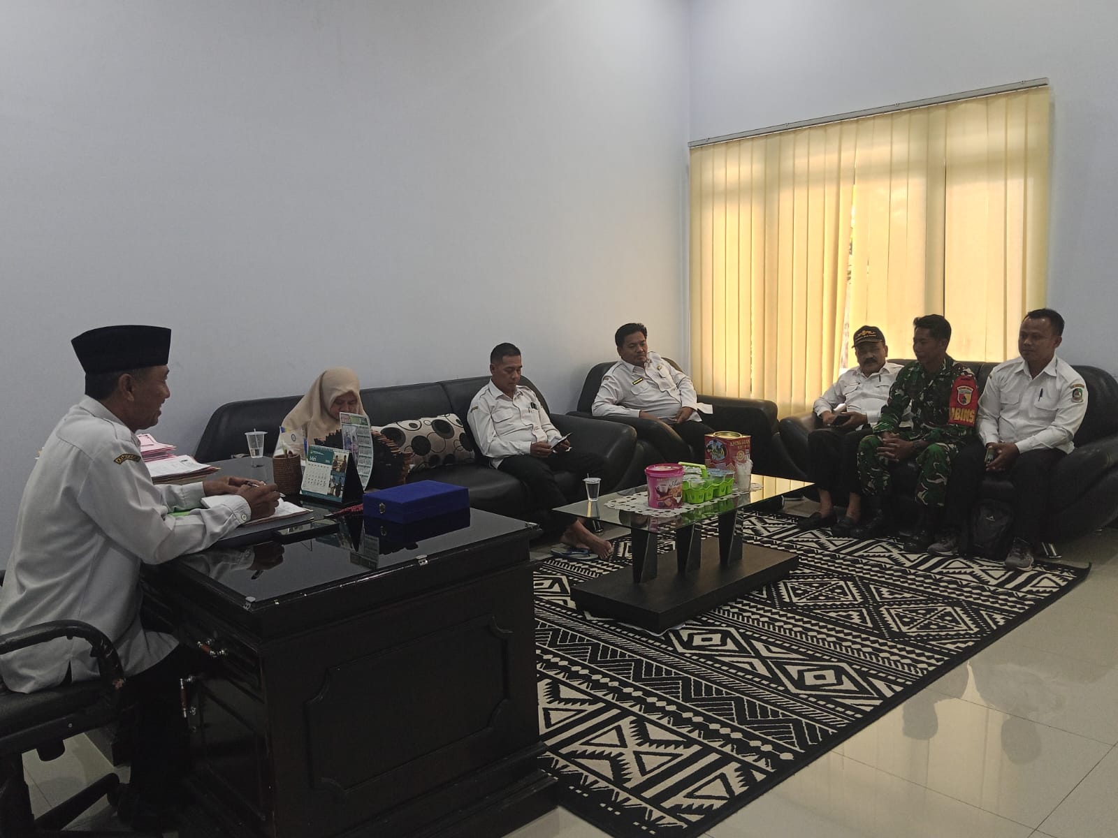 Babinsa Purwodadi Laksanakan Komsos Bersama Staf Desa Guna Keharmonisan Wilayah