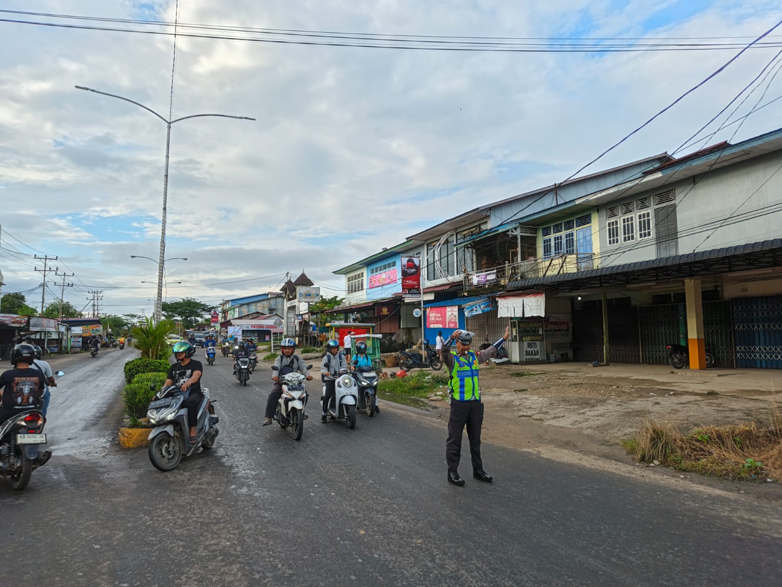 Aksi Humanis Polisi Lalu Lintas Polres Melawi, Pinjamkan Motor untuk Pelajar Agar Tidak Terlambat Sekolah