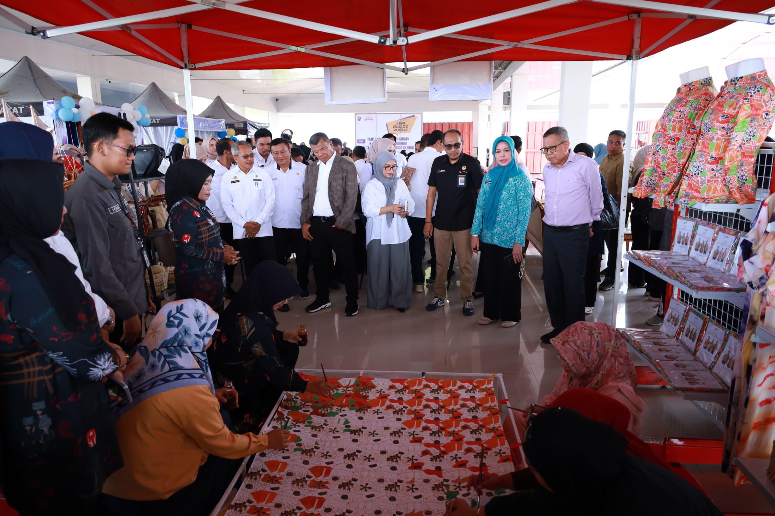 Demo Batik dan Anyam Lontar Sapobatu Jadi Primadona Stand Dekranasda Pinisi 24 