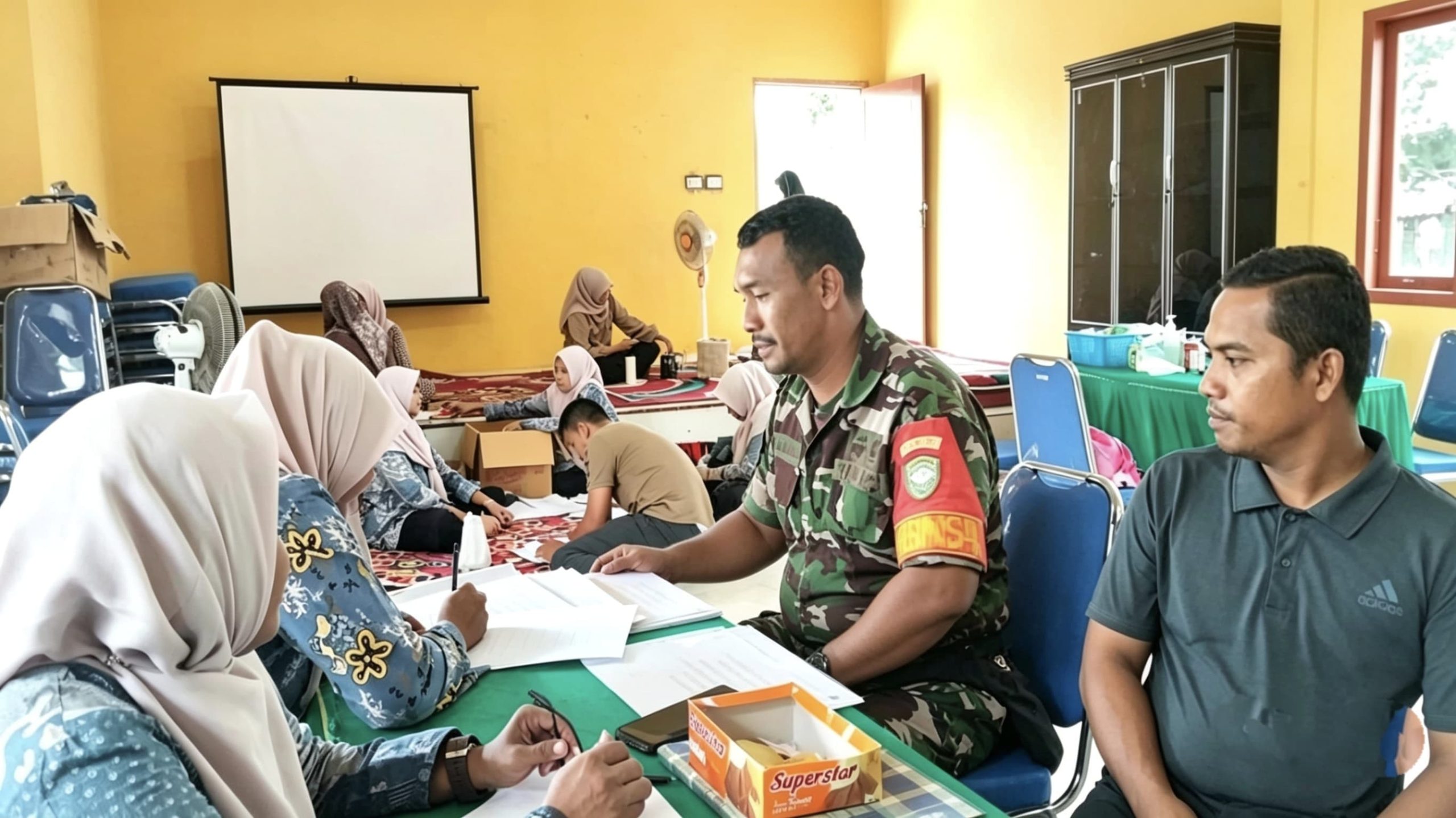 Dukung Kesehatan Masyarakat, Babinsa Beurawang Turun Langsung ke Posyandu