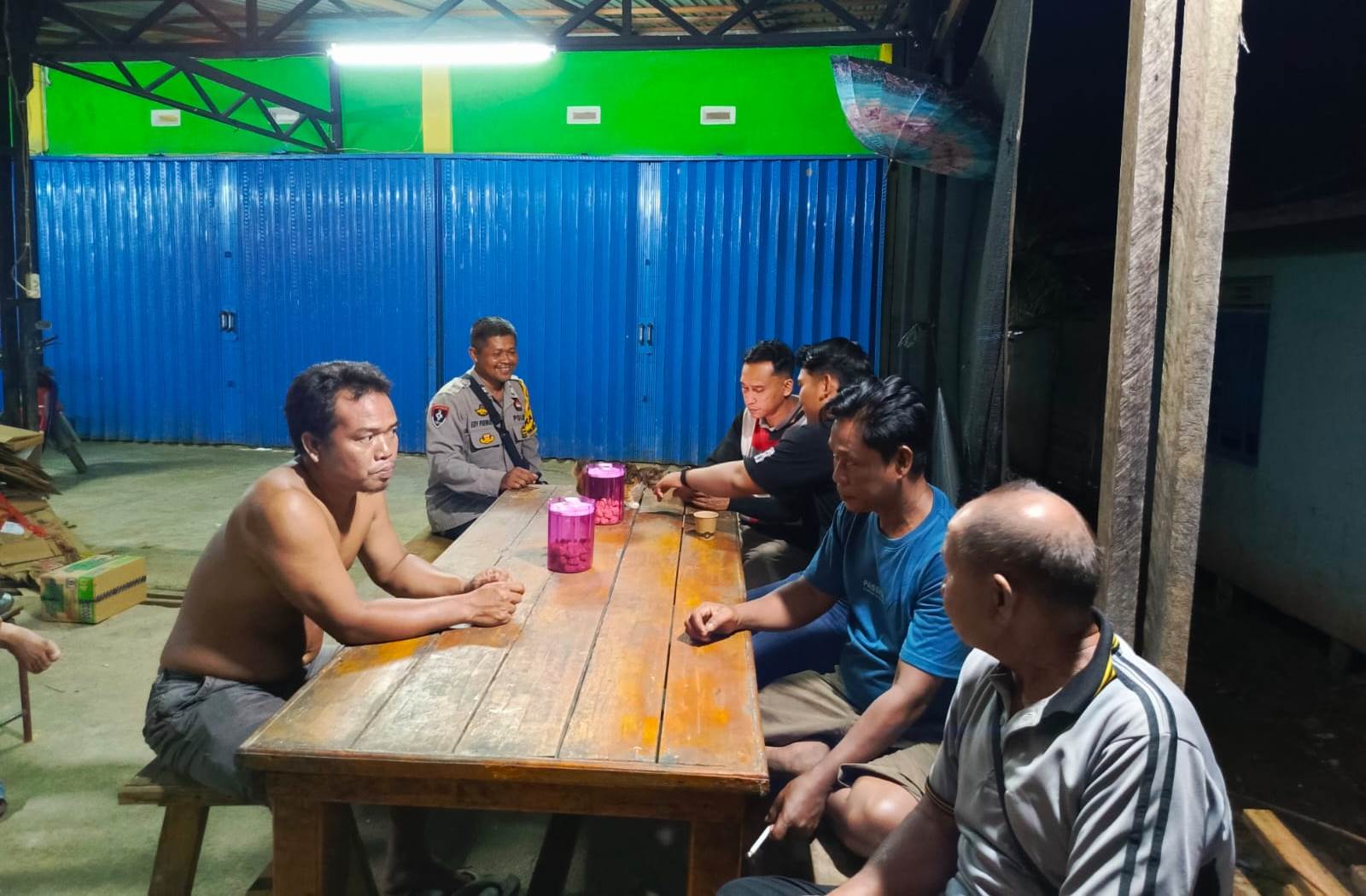 Wujudkan Lingkungan Aman, Personel Polsek Mukok Gelar Patroli Malam Hari