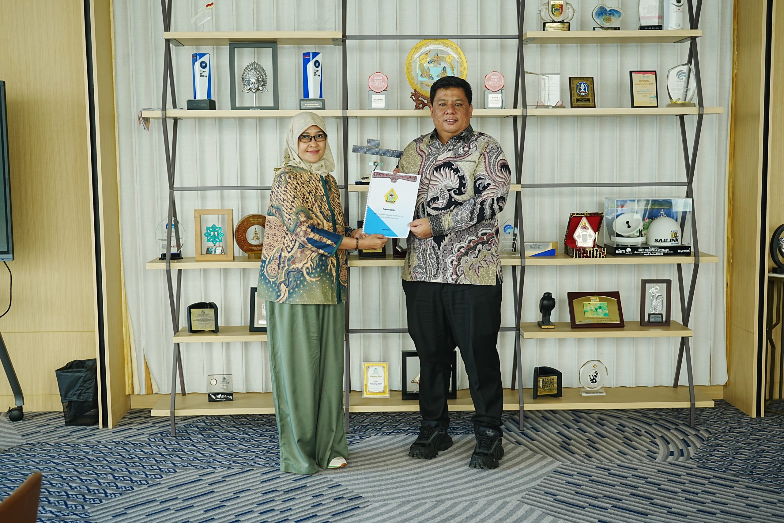 BUPATI SAMOSIR KUNJUNGI BAKTI KOMDIGI, USULKAN PENANGANAN BLANKSPOT