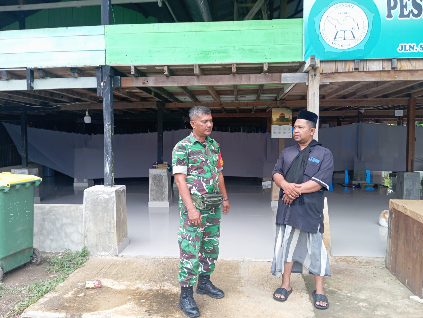Babinsa Cot Abeuk Jalin Komsos dengan Pimpinan Dayah, Bahas Harapan Renovasi Balai Pengajian