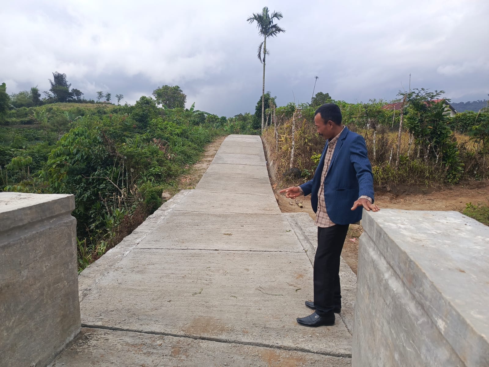 PEMBANGUNAN JALAN RABAT BETON DAN TPT DI DESA BANDUNG BARU CAPAI 95 PERSEN