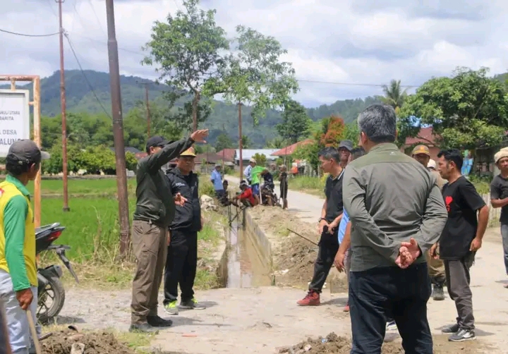 Bupati dan Wakil Bupati Tapanuli Utara Gotong Royong Bersama Masyarakat, Tinjau Infrastruktur di Desa Hutagalung dan Parbaju Toruan