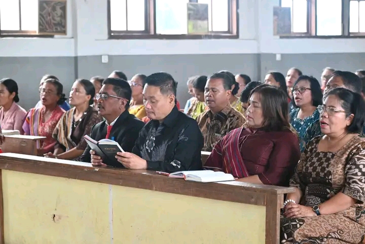 Bupati Humbang Hasundutan Hadiri Ibadah Minggu dan Serahkan Hibah Keagamaan di Gereja Katolik Santo Petrus Pollung