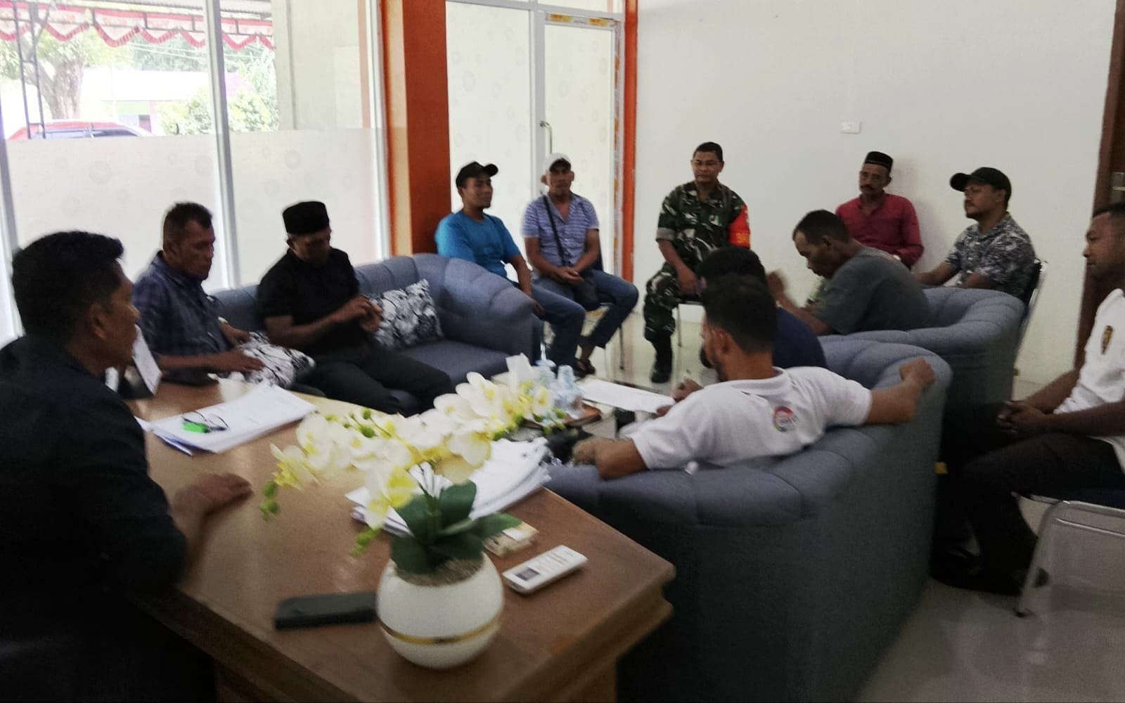 Babinsa Hadiri Rapat Penetapan Petugas Retribusi Wisata Teupin Layeu di Gampong Iboih
