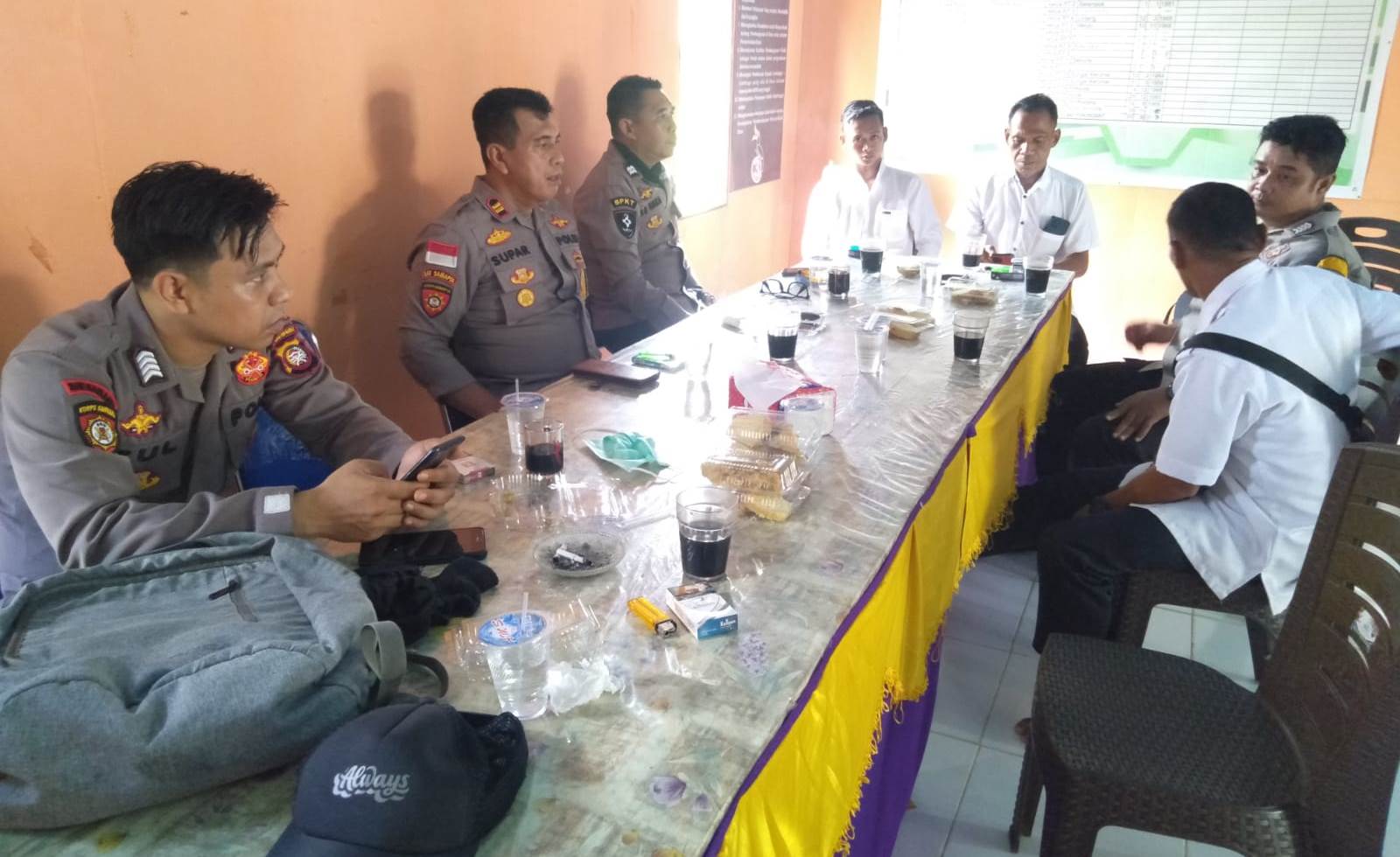 Kapolsek Meliau Pimpin Langsung Sosialisasi dan Pemasangan Banner Anti PETI