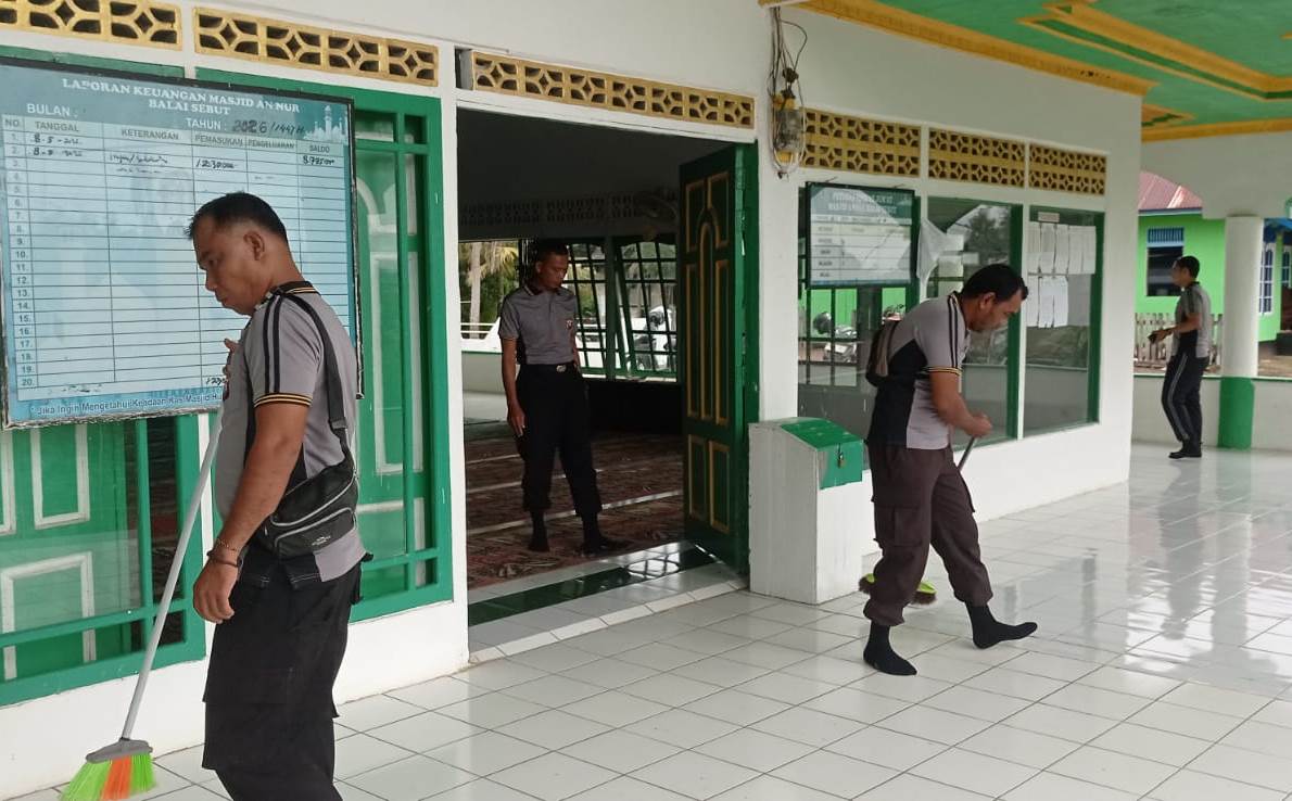 Jelang Hari Bhayangkara Ke-80, Polsek Jangkang Bersihkan Masjid dan Perkuat Kedekatan dengan Warga