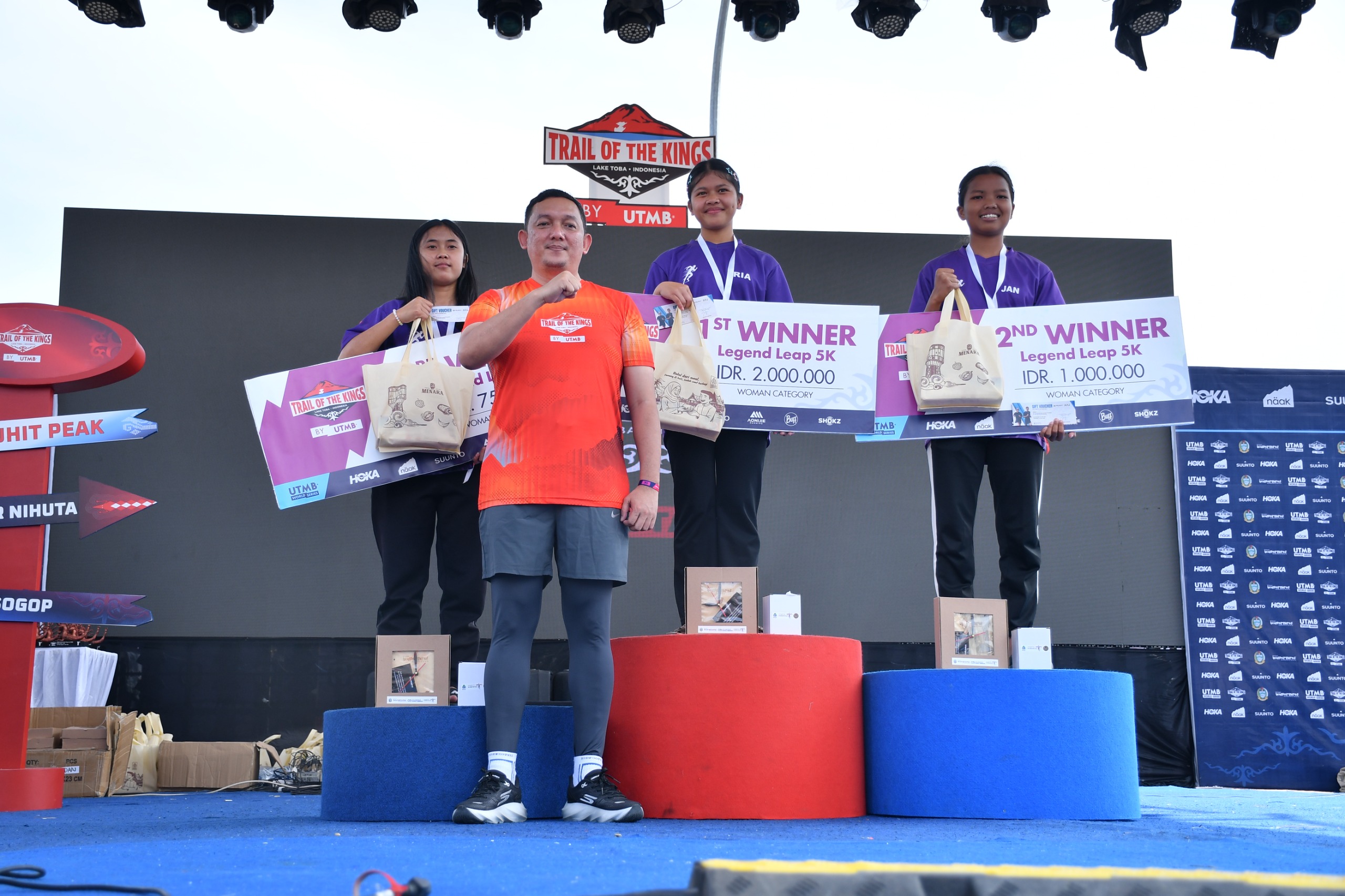 Juara TOTK 2026 Naik Podium, Bupati Samosir bersama Sekdaprovsu Serahkan Hadiah