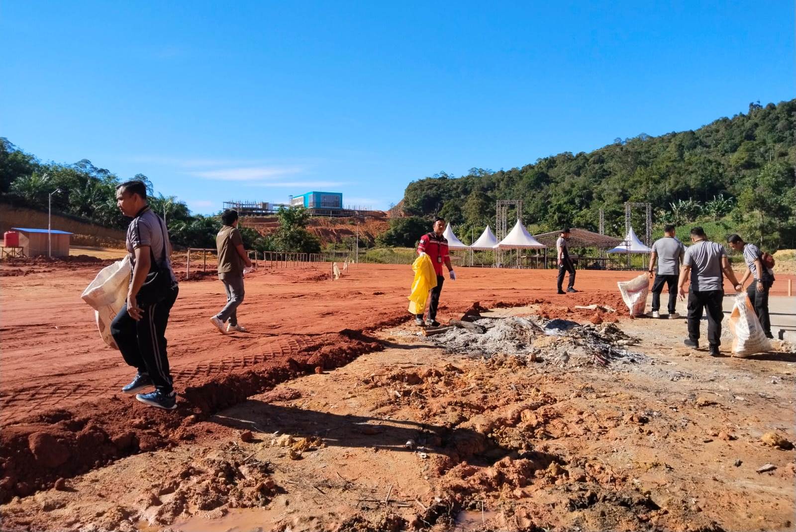 Jelang Hari Bhayangkara ke-80, Polsek Tayan Hilir Bersama Ratusan Relawan Bersihkan Lokasi MTQ Kabupaten Sanggau