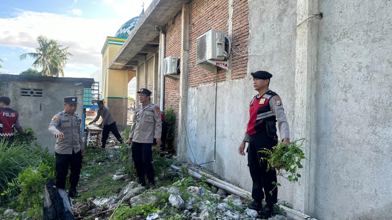 Bakti Religi Polres Bulukumba Bersih bersih Tempat Ibadha untuk Masyarakat Bulukumba
