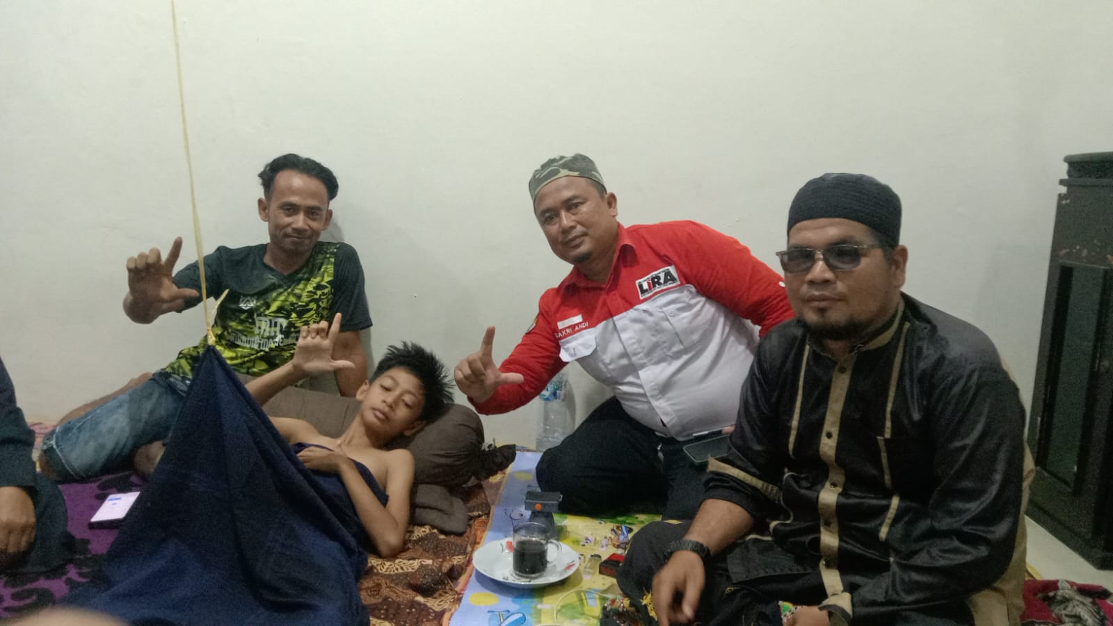 PANITIA SUNAT MASSAL DPD LSM LIRA AKTIF MENGUNJUNGI PESERTA YANG SUDAH DISUNAT MASSAL.