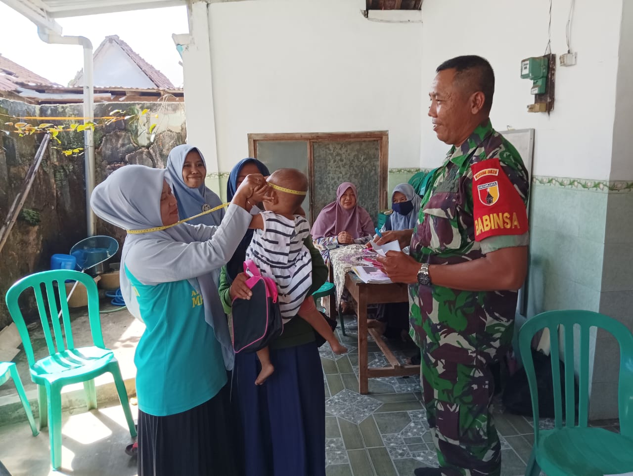 Jaga Kesehatan Generasi Penerus, Babinsa Karangsari Serda Edi Suryadi Dampingi Imunisasi Balita