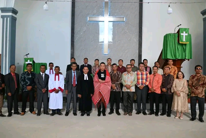 Bupati Humbang Hasundutan Ibadah di HKBP Sinambela-Simanullang, Serahkan Bantuan Hibah Keagamaan Rp50 Juta