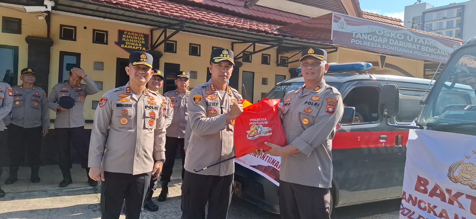 Kapolresta Pontianak lepas 1.000 paket sembako untuk masyarakat dalam rangka hari Bhayangkara ke-80