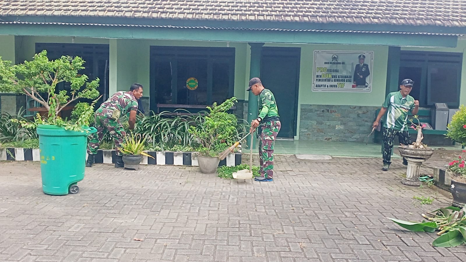 Sinergi dan Jaga Kebersihan, Bati Tuud Pimpin Kerja Bakti Pembersihan Pangkalan Koramil 0825/09 Tegaldlimo