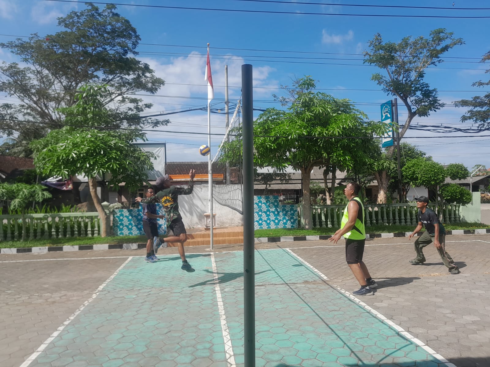 Jaga Kebugaran Tubuh, Anggota Koramil Pesanggaran Laksanakan Olahraga Rutin Dengan Bermain Bola Voli