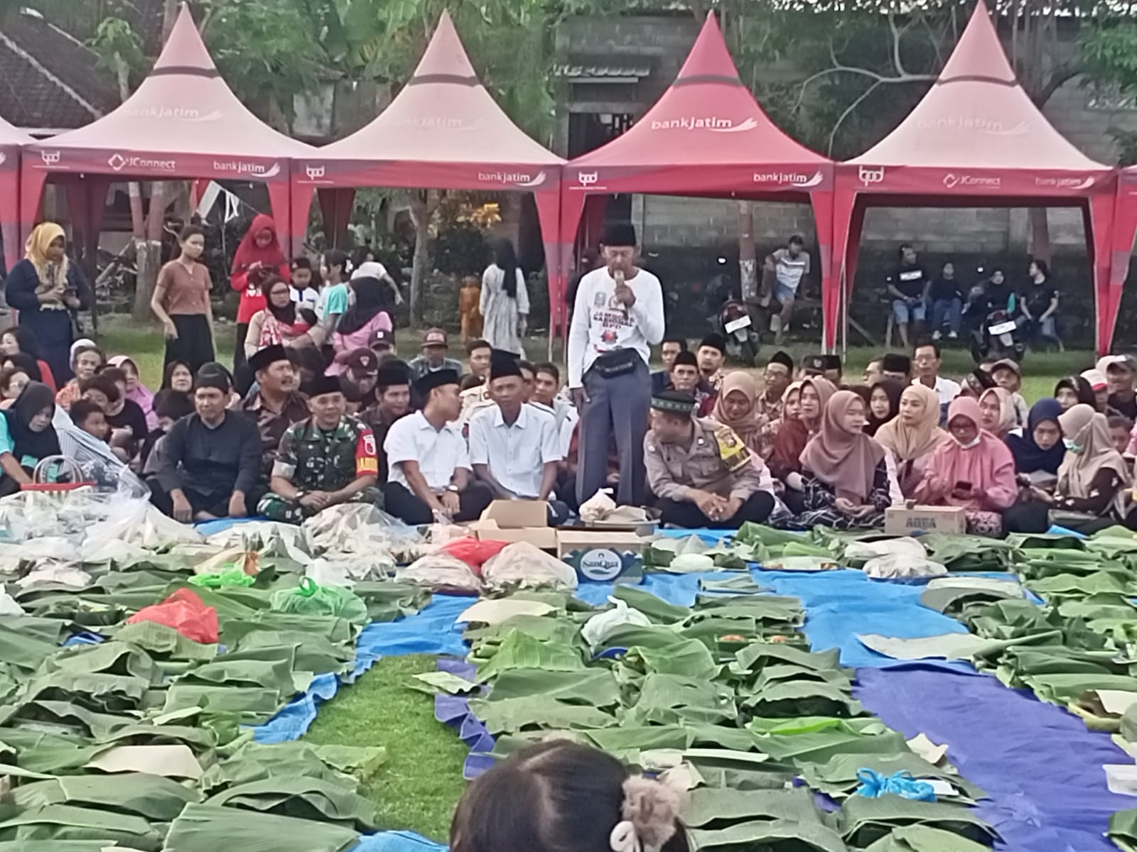Babinsa Tegaldlimo Kawal dan Turut Syukuran Tumpeng Sewu 