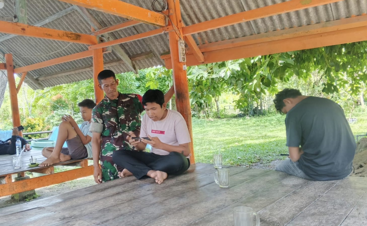 Babinsa Jaboi Ajak Remaja Isi Libur Sekolah dengan Kegiatan yang Positif dan Bijak Dalam Menggunakan Handphone