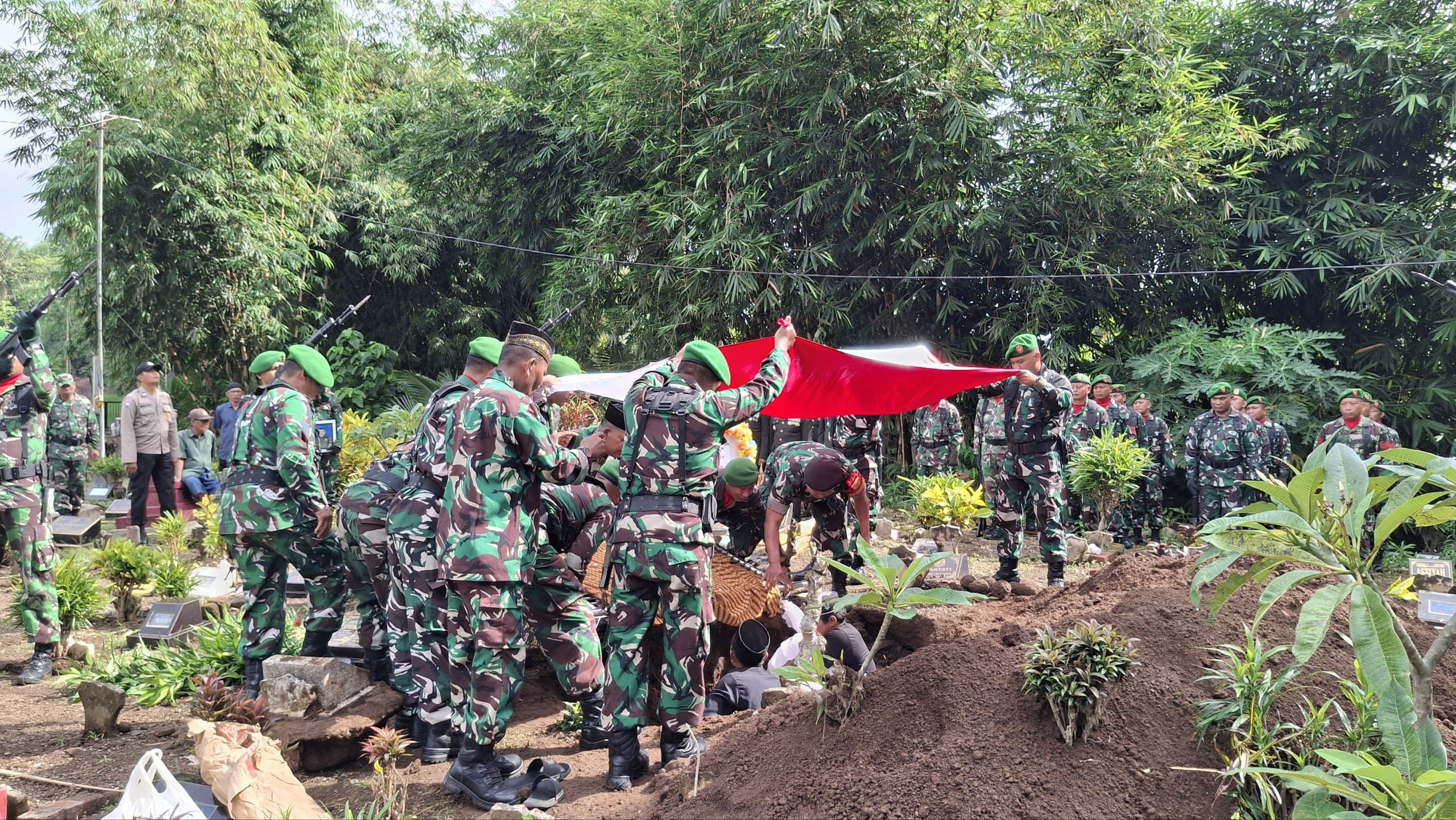 Duka Mendalam Kodim 0825/Banyuwangi, Babinsa Desa Gladag Serka Agus Tri Yulianto Tutup Usia, Dandim Pimpin Langsung Upacara Militer