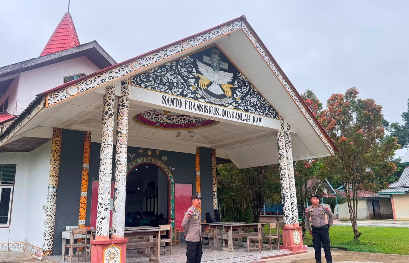 Wujud Pelayanan Humanis, Polsek Entikong Jaga Keamanan Ibadah Minggu Jemaat