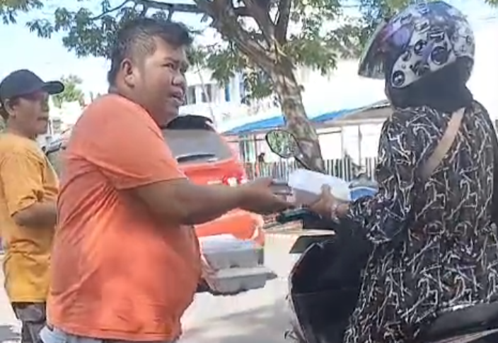 KSJ BULUKUMBA BAGIKAN RATUSAN PAKET MAKAN KE PENGGUNA JALAN
