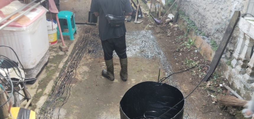 Diduga Dikerjakan Asal Jadi, Proyek Pengaspalan Jalan Lingkungan di Desa Cijalingan Tuai Sorotan