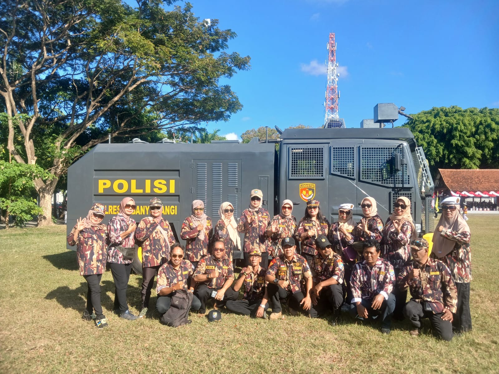 Waka I GM FKPPI Bapak Kries F. Zaidan dan Ketua KL Malahayati Bunda Rahayu Hadiri Upacara Hari Bhayangkara ke-80 di Lapangan Taman Blambangan.