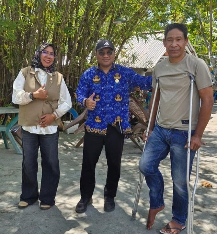 Peduli Kondisi Kesehatan Bawahannya, Kadis DPMD Halmahera Selatan Kunjungi Kades Tabalema, Beri Semangat dan Doa Agar Segera Pulih